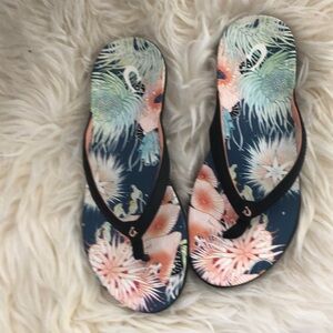 Super cute Olukai sandals only worn once excellent condition 🩴🩴❤️